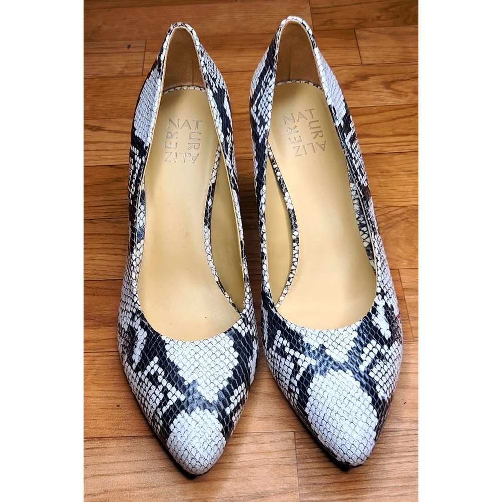 NWT - LEATHER UPPER NATURALIZER PUMPS